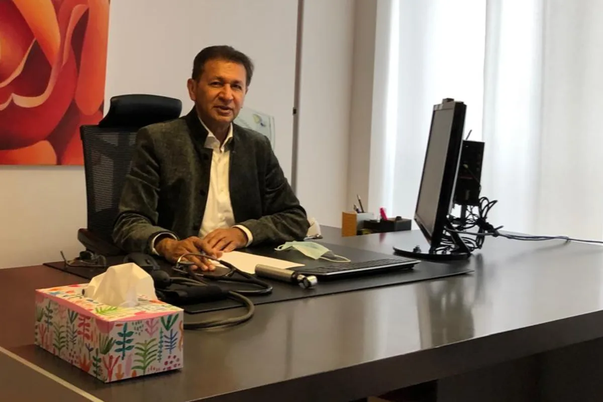 Dr. med. univ. Dost Mohammad im Sprechzimmer der Praxis